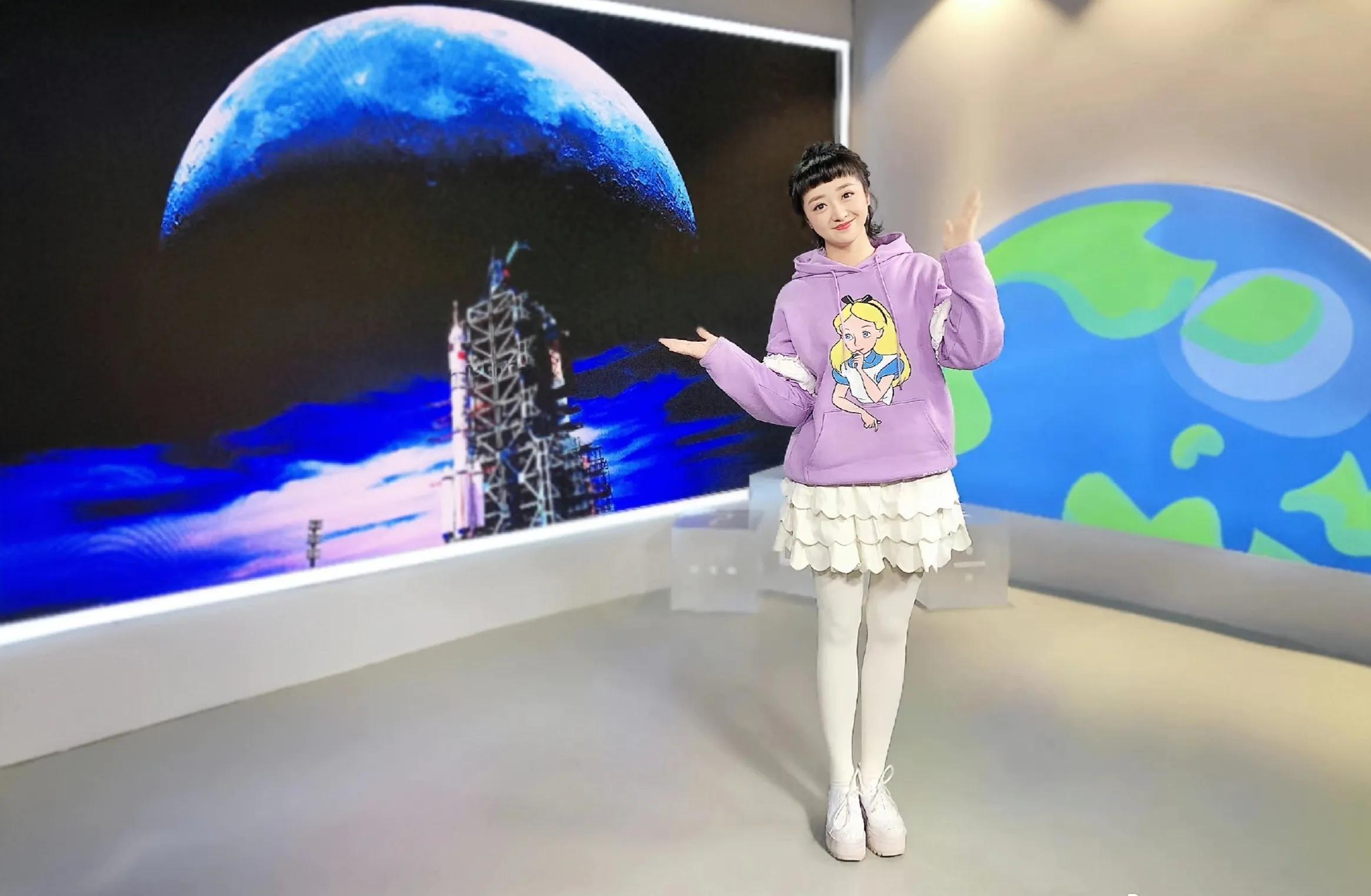 新闻袋袋裤:别光看节目了,杜悦姐姐的美腿不好看吗?