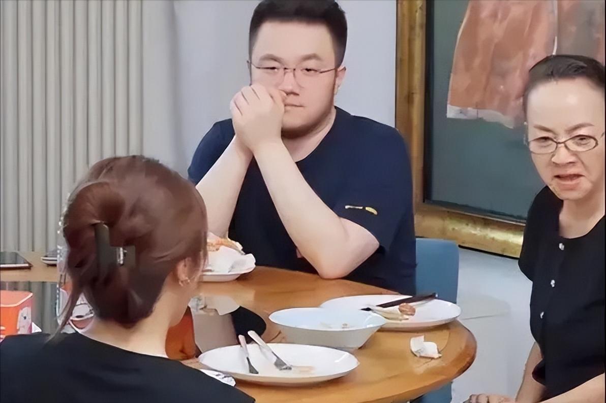 宋丹丹儿媳王博谷嫁小7岁巴图婚后生两子风光背后也有辛酸
