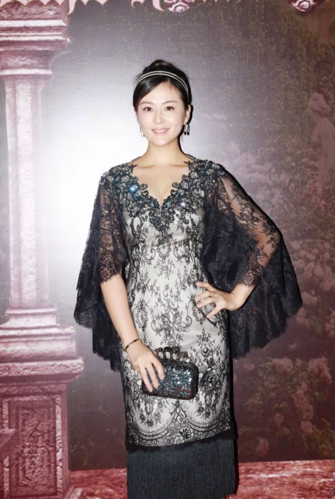 戴娇倩身材"发福"好严重,穿蕾丝裙挺富态,丰腴身材反成亮点