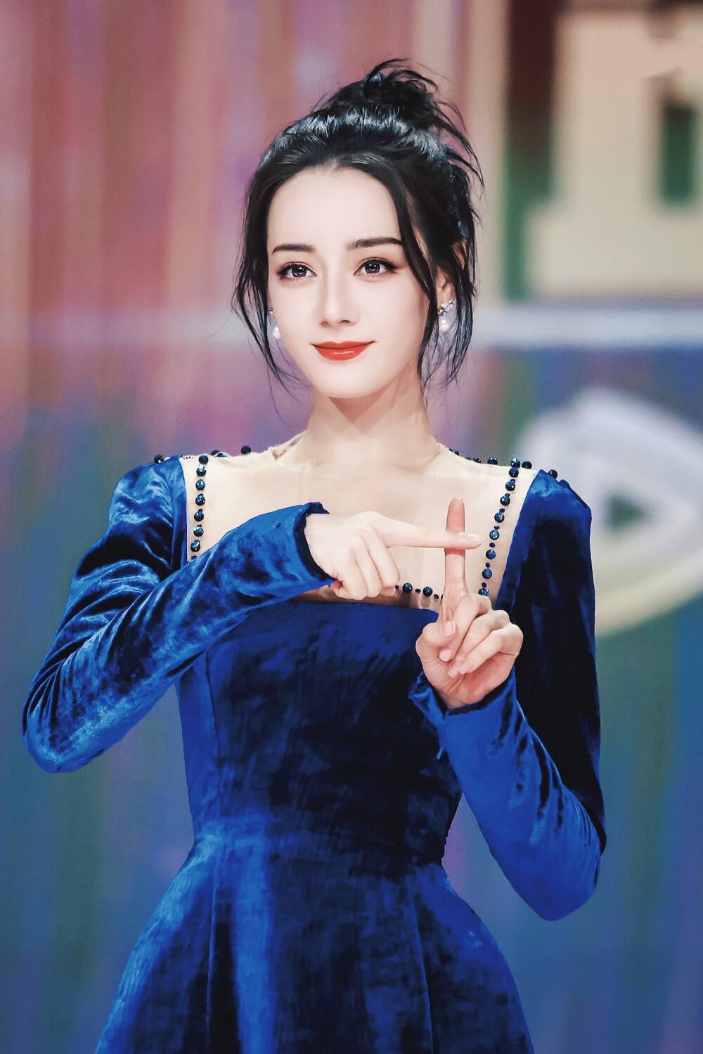 胖迪穿长裙,背部线条明显,妆容精致甜美,代言的散粉引起关注