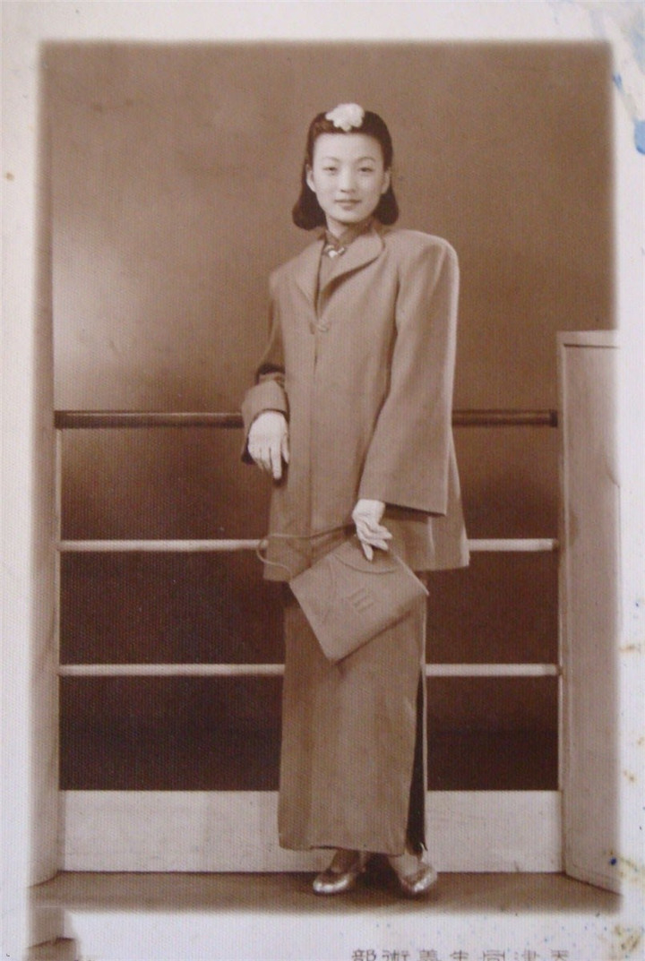 老照片,民国时期的大家闺秀,身穿旗袍透着高贵气质