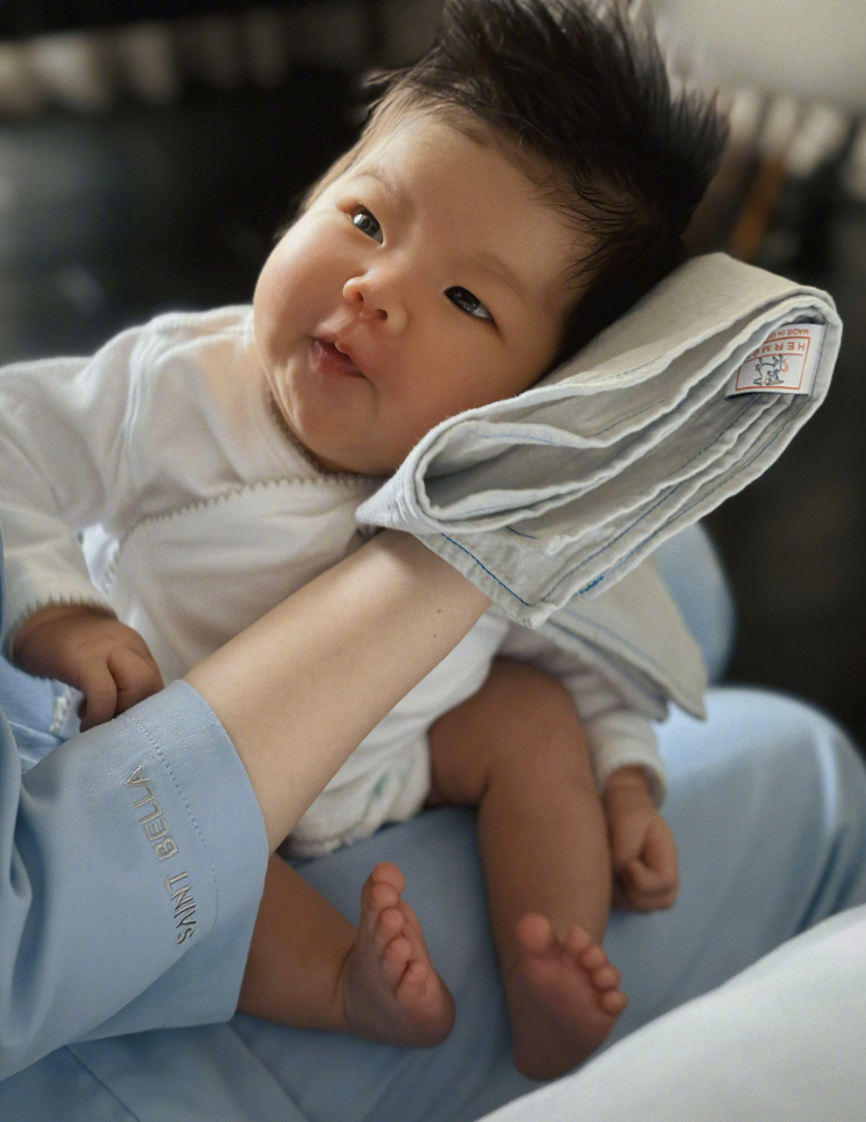 郑恺的前女友庆祝女儿百天,并分享了母女合照,孩子五官精致许多
