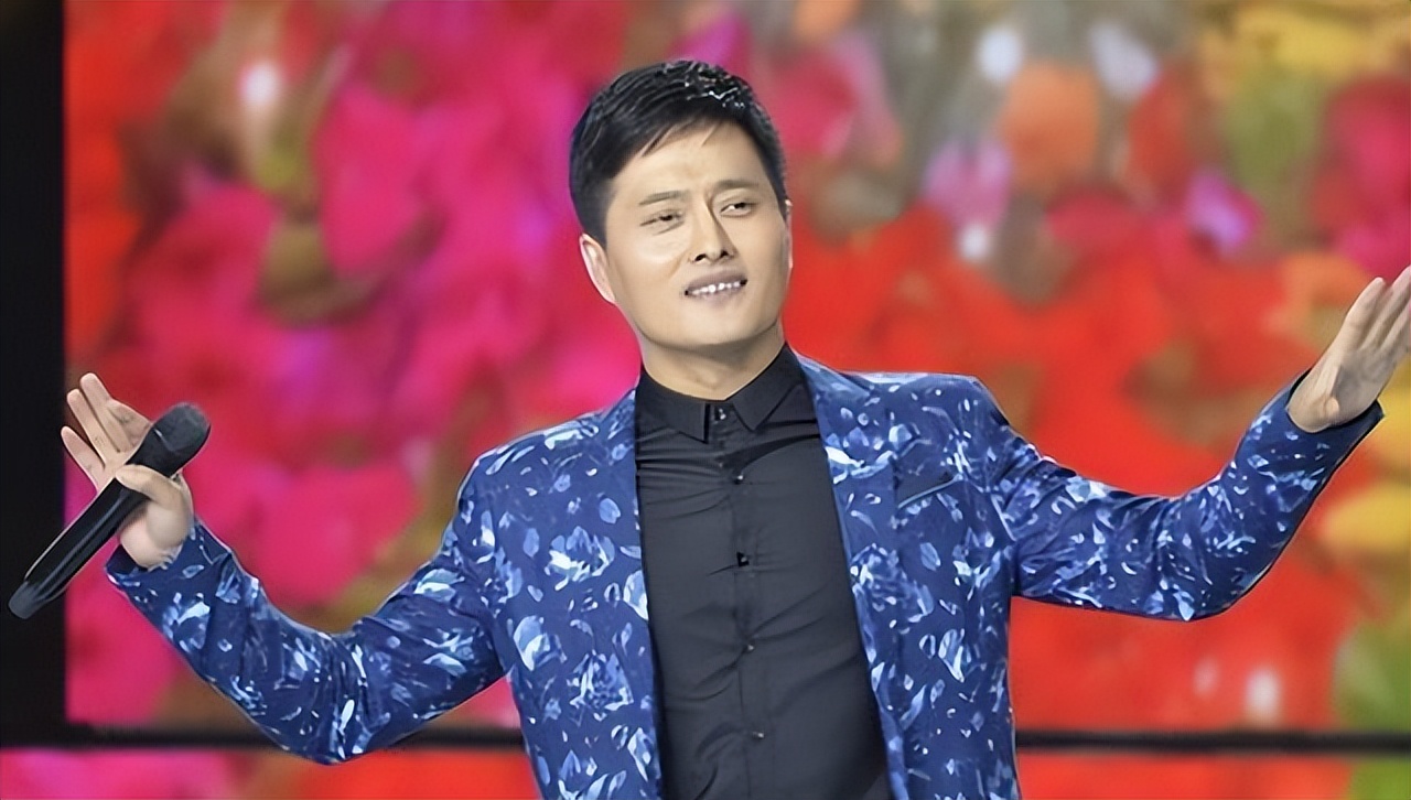 她是云飞前妻,老公星光大道成名后和她离婚,如今独自带女儿生活