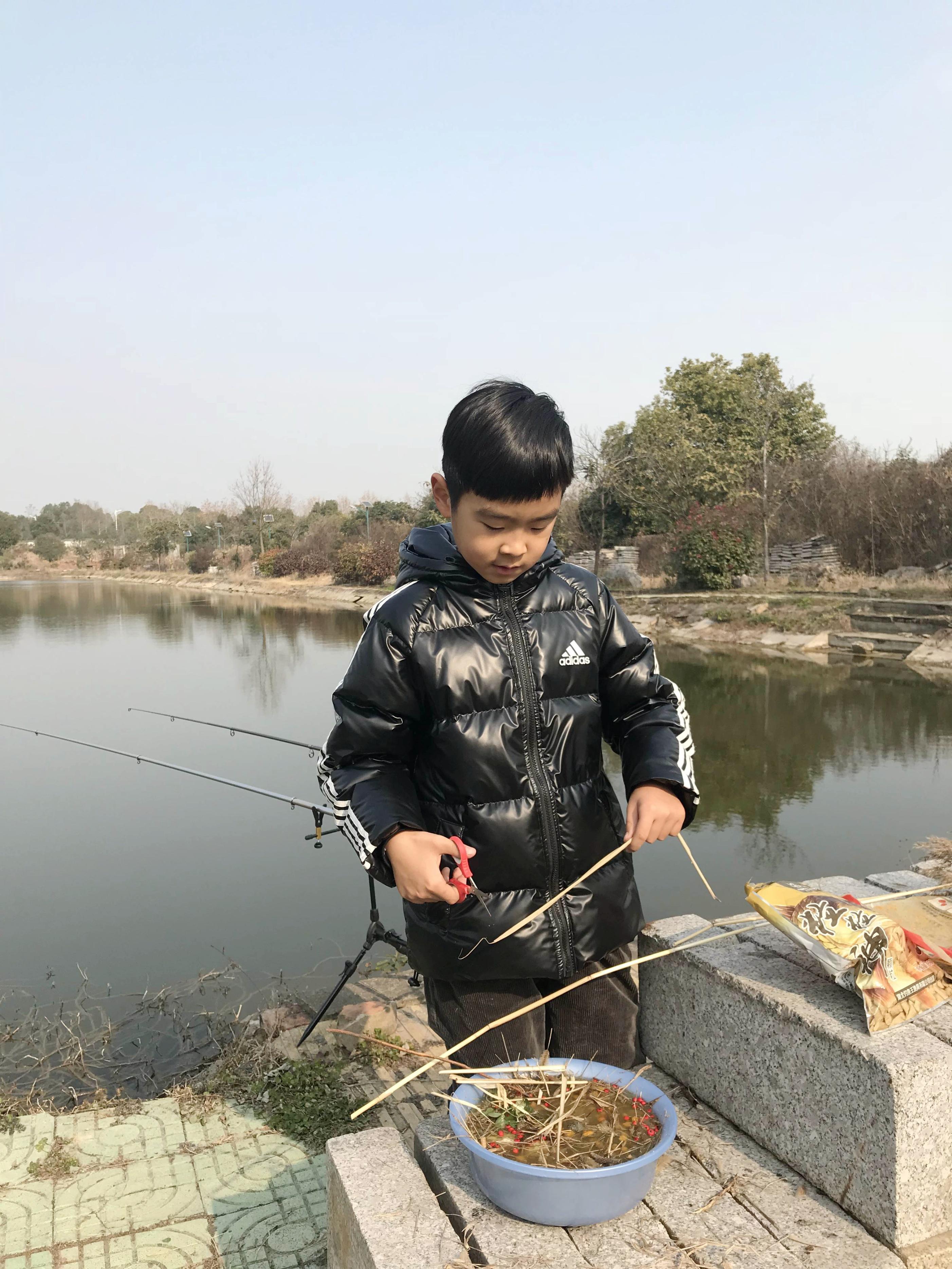 我家小小钓鱼郎钓技进步飞快钓兴更是日益增长
