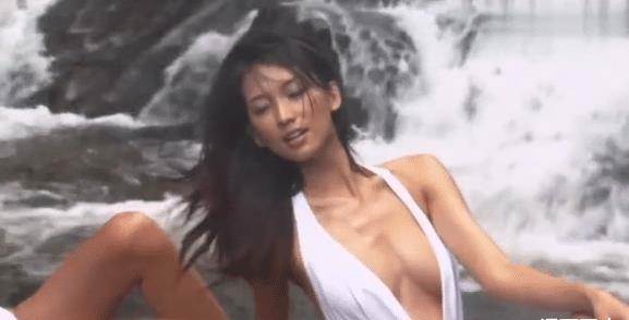 20年前的林志玲在瀑布下拍写真,皮肤黝黑,当年才是真黑泽志玲!