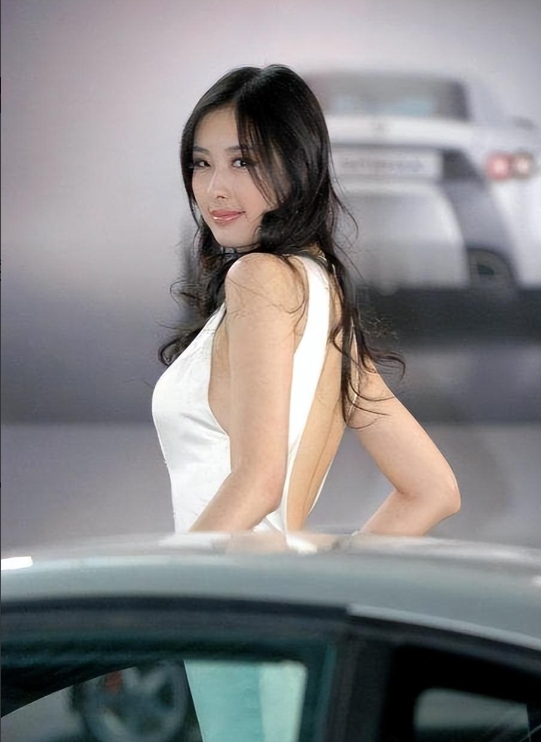 翟凌:曾经的第一车模,遭男友报复全网皆知,婚后生子幸福美满