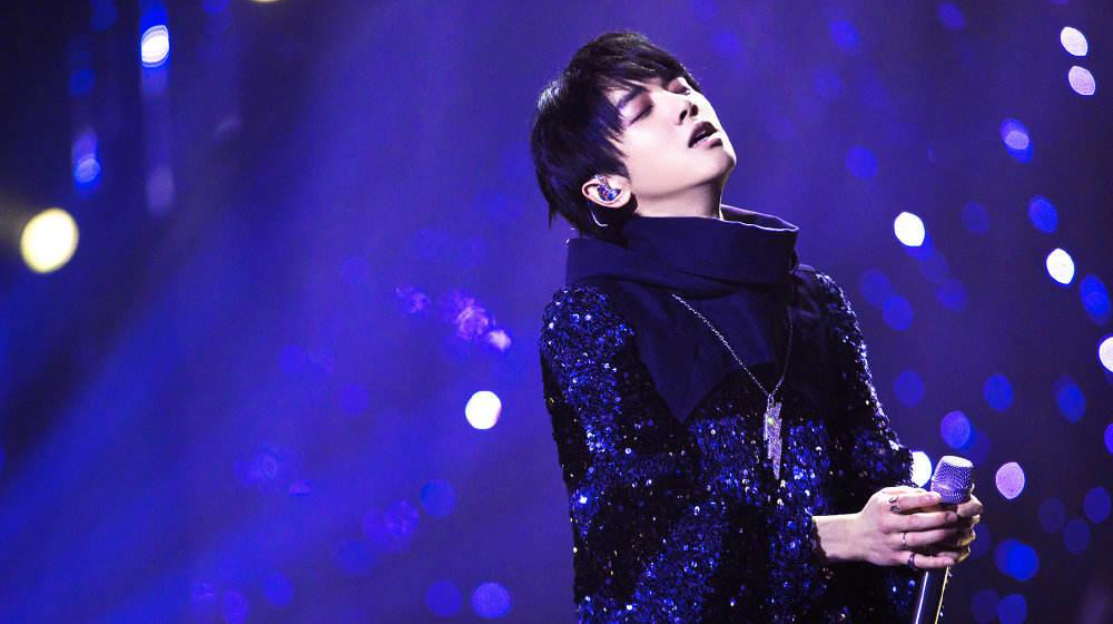 华晨宇被拍到吸烟,粉丝和网友争论不断!