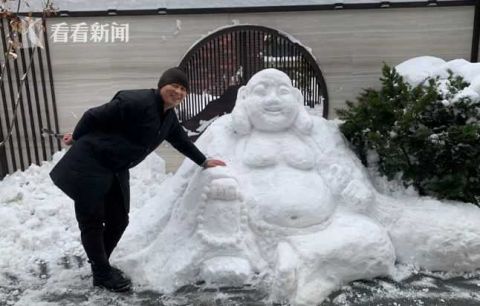 笑面佛雪人图片