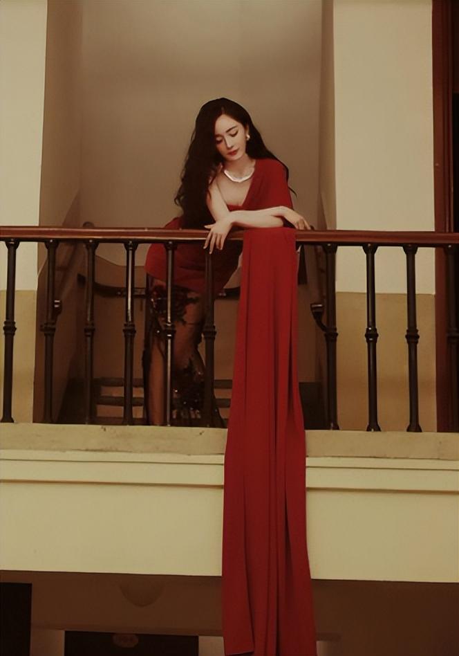 "流量女王"杨幂,到底有多很?能把黑红路线走到拽星