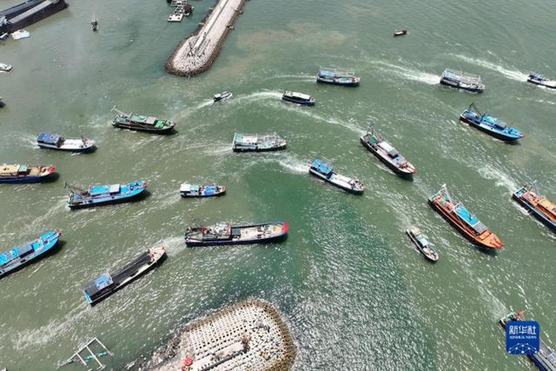 南海今日开渔#  8月16日上午,在海南省临高县新盈镇新盈中心渔港里