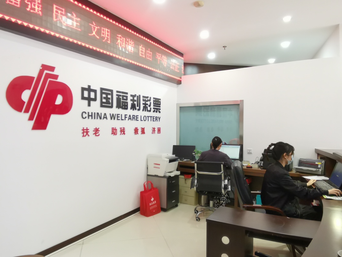 霸气!3张复式票全命中,淮南彩友晒224万农行兑奖支票报喜