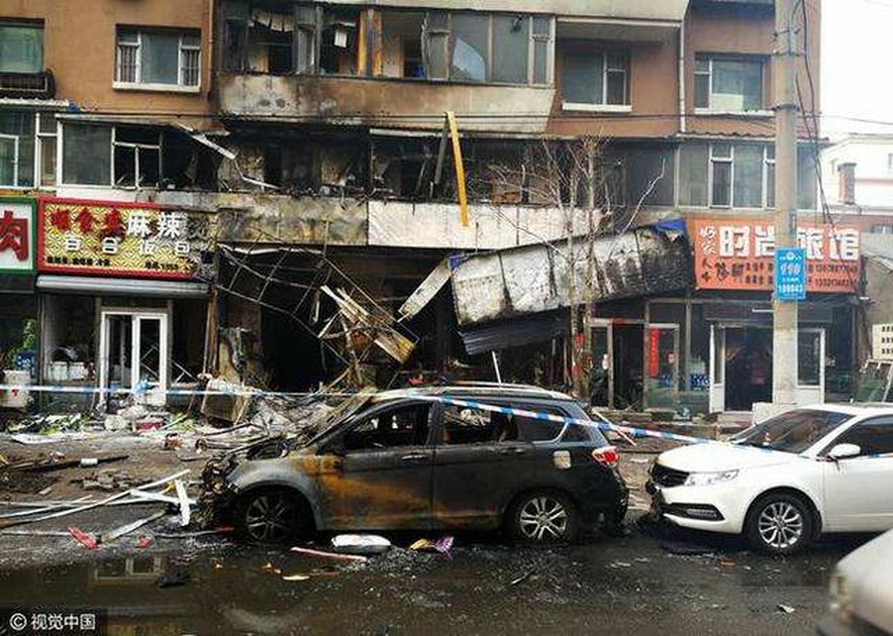 当煤气泄漏到空气中,瞬间爆炸燃烧氧气,造成区域氧气燃烧完,加上肝侣