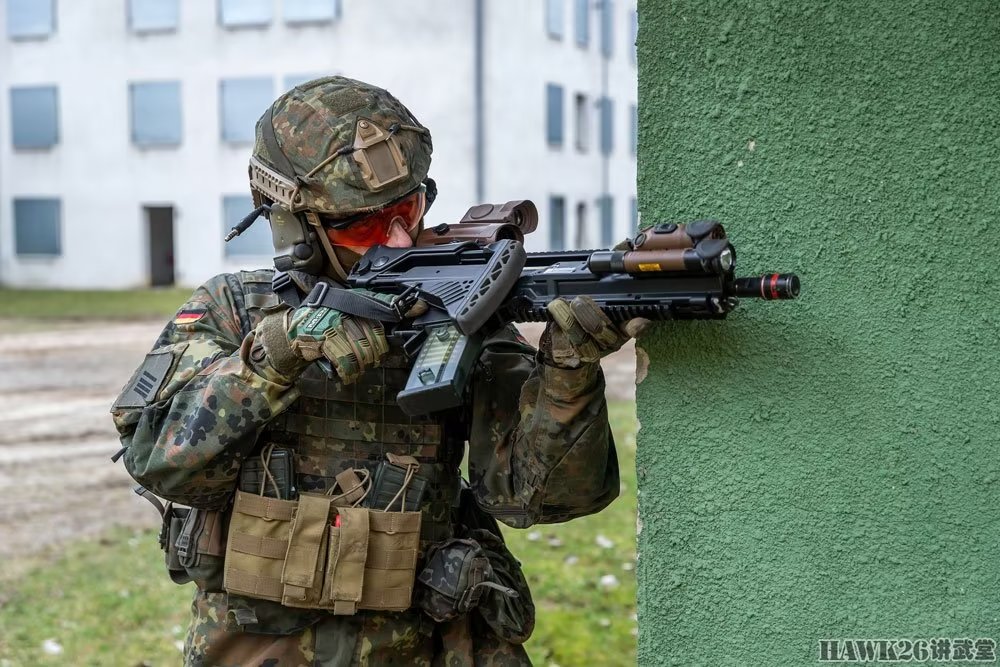 德军装甲掷弹兵进行巷战训练 使用g36a3步枪 根据战术安装附件