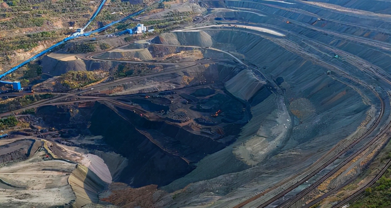 连续开采118年,中国最大露天矿,亚洲第一"天坑"如今能治理吗