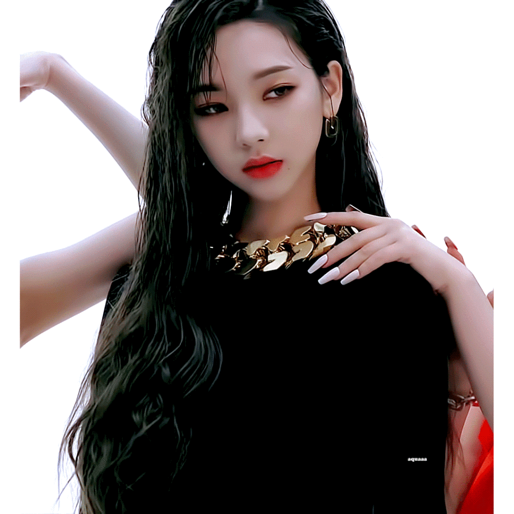 不同于刻意制造的蛊惑感,她用带有攻击力的凌厉美,让人一对视,就很难