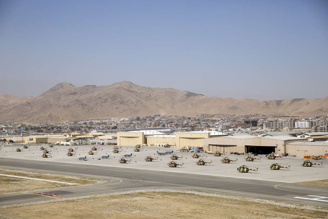 停满作战直升机的喀布尔机场