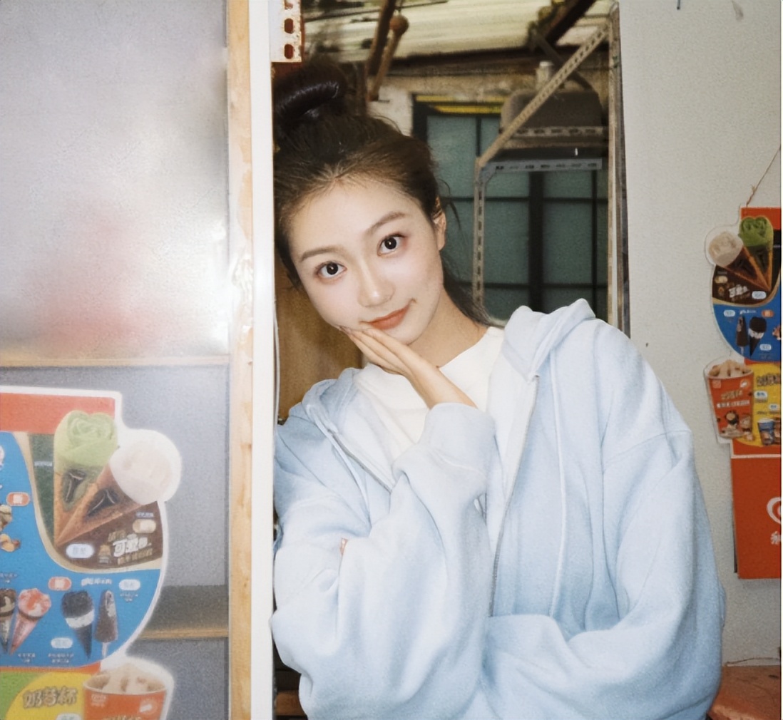 复旦校花冯琳落户上海,大方公开素颜证件照,读研后颜值今非昔比