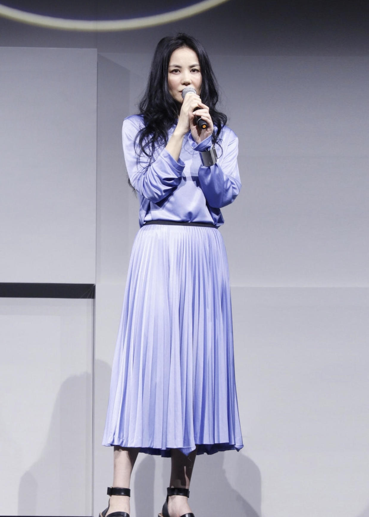 王菲长卷发造型太有女人味!穿淡紫色look套装温婉高贵,优雅精致