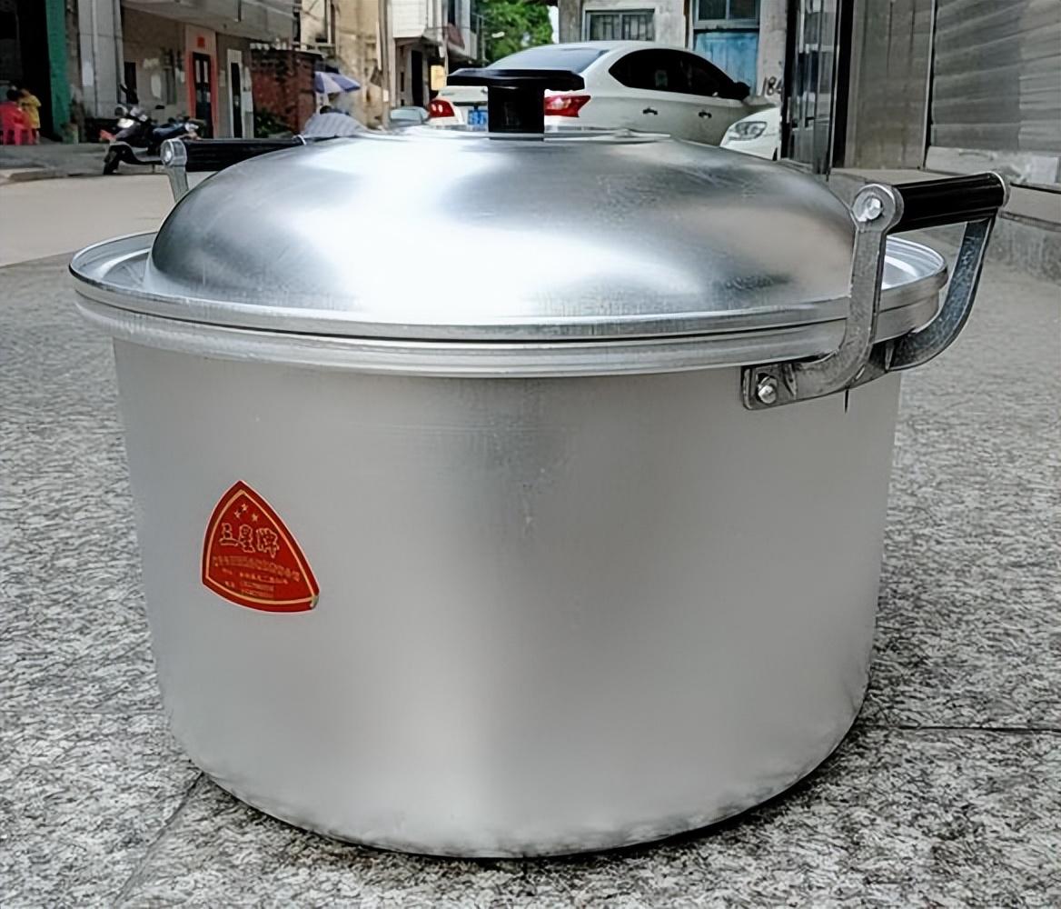 那个时代的厨具主要用于烹煮和储存食物.