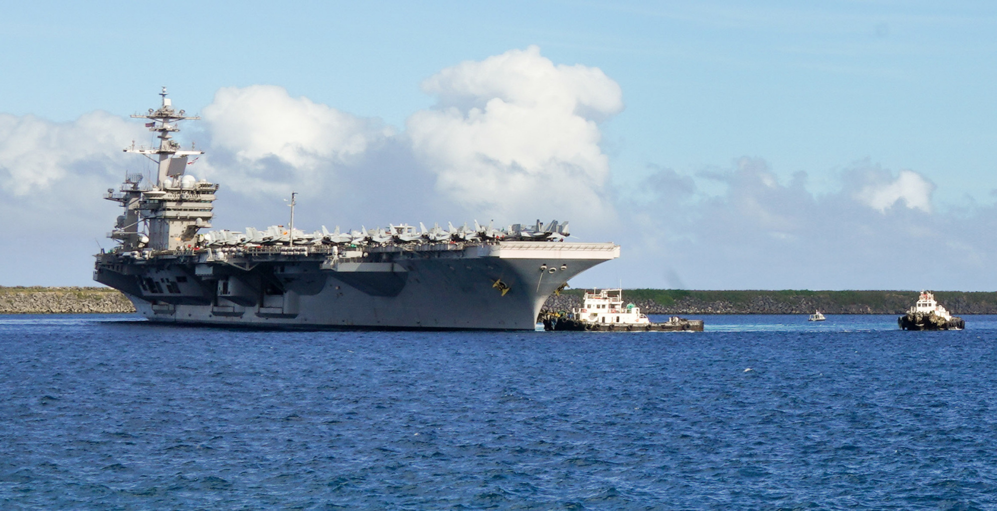 关岛海军基地的美军航母,关岛是美军在太平洋重要据点