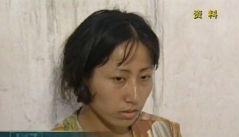 当时她像往常一样回娘家,在路上就遇到了早已搬离这里的徐国初,两个人