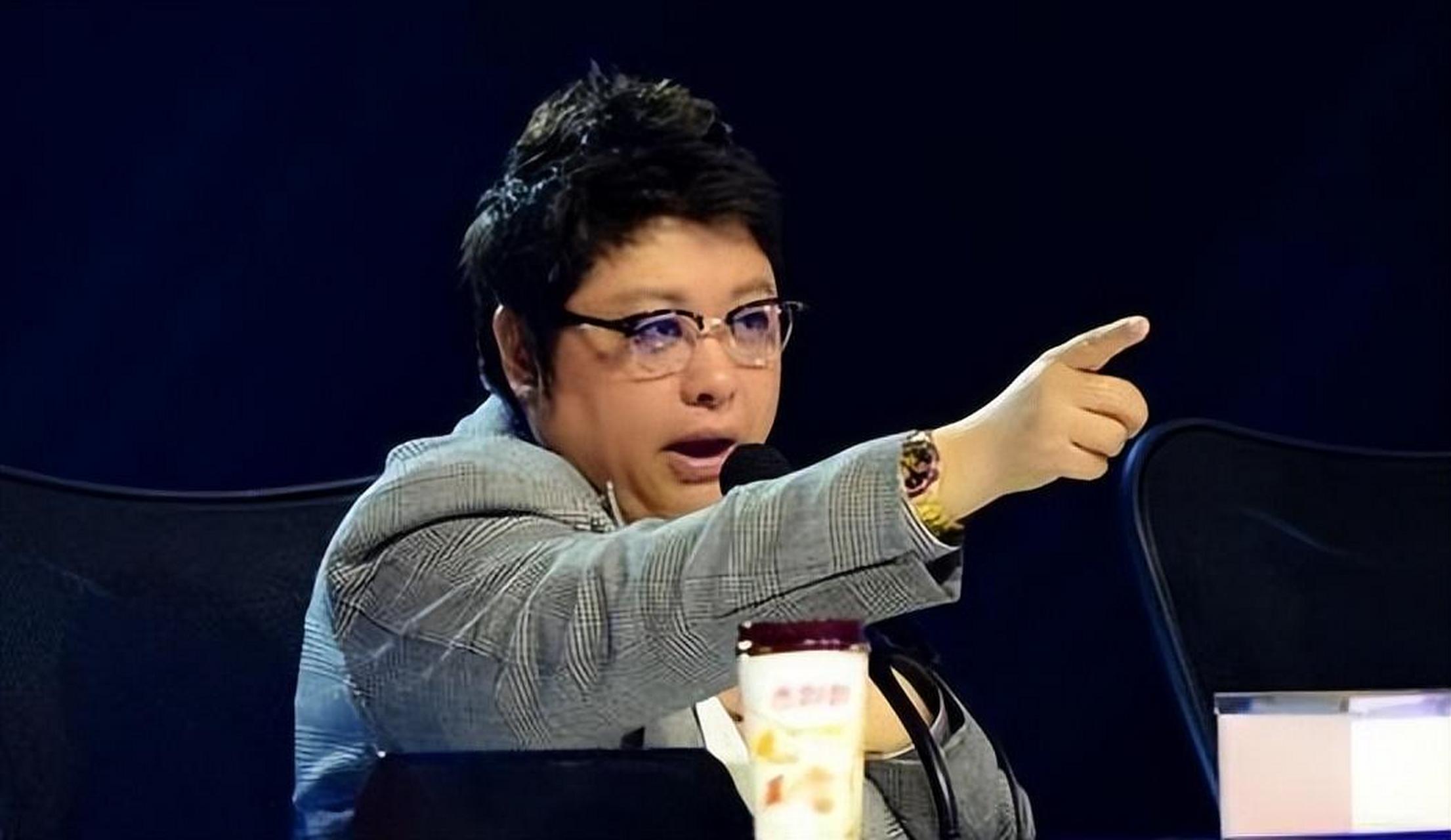 难怪张韶涵跟她绝交 原来撕开范玮琪的假面具,只需要一个韩红!