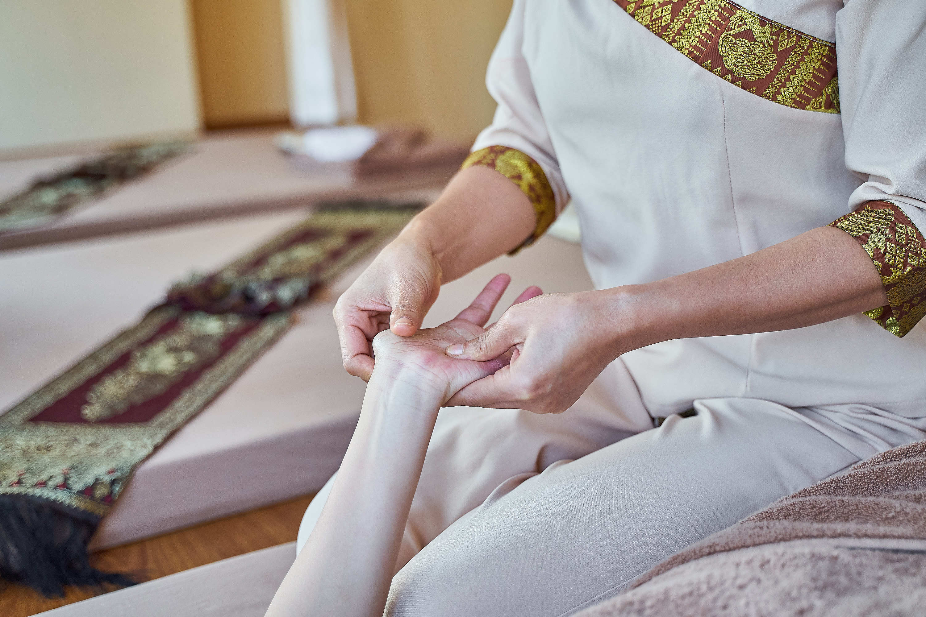 泰国特殊的按摩店,技师是女囚犯,按摩时有狱警在旁边看守