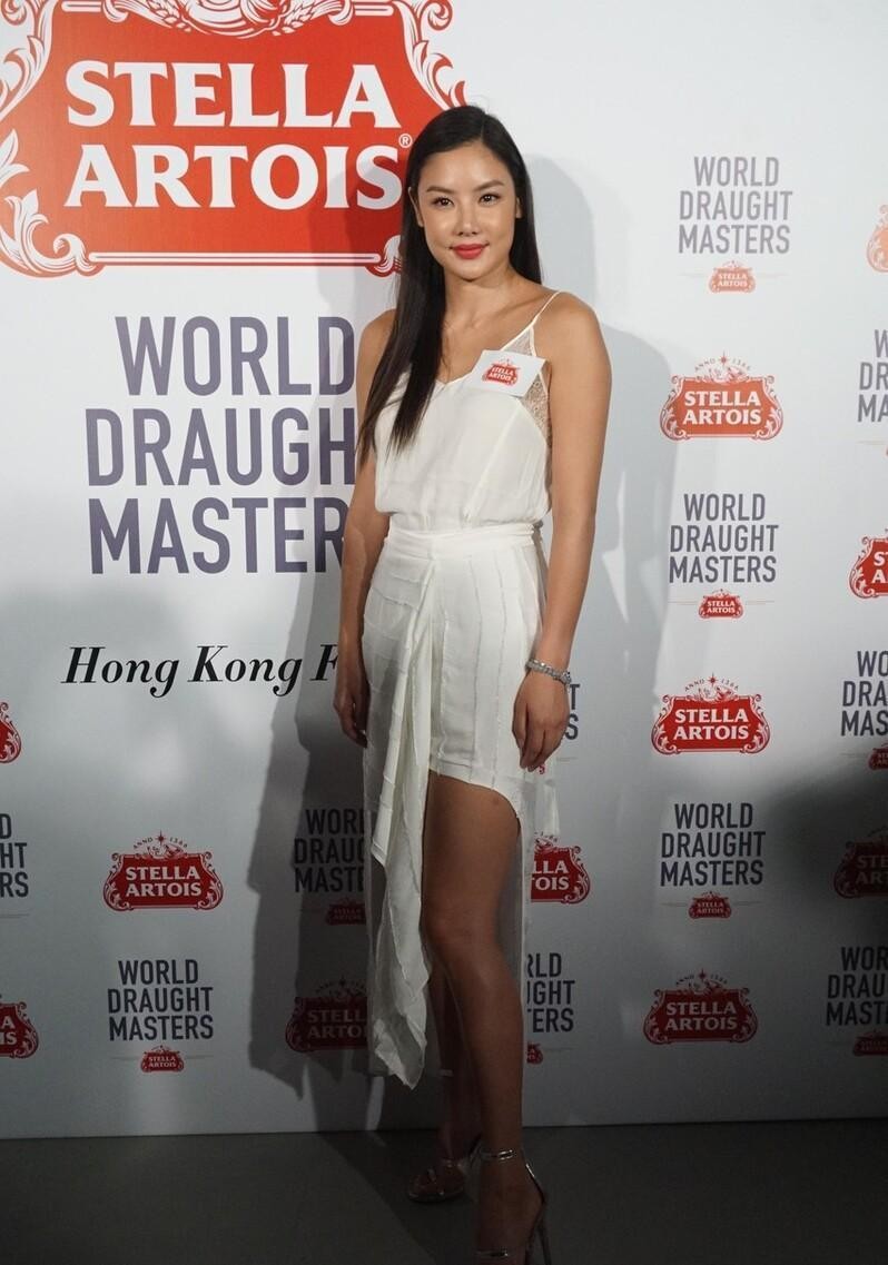 乐基儿虽然身材有点壮,但是穿礼裙气韵足,显现出阔太太的感觉