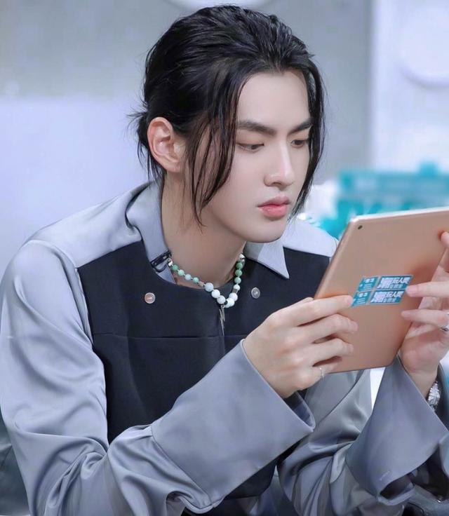 吴亦凡送杨超越礼物,杨超越的回应,让张翰都笑了!