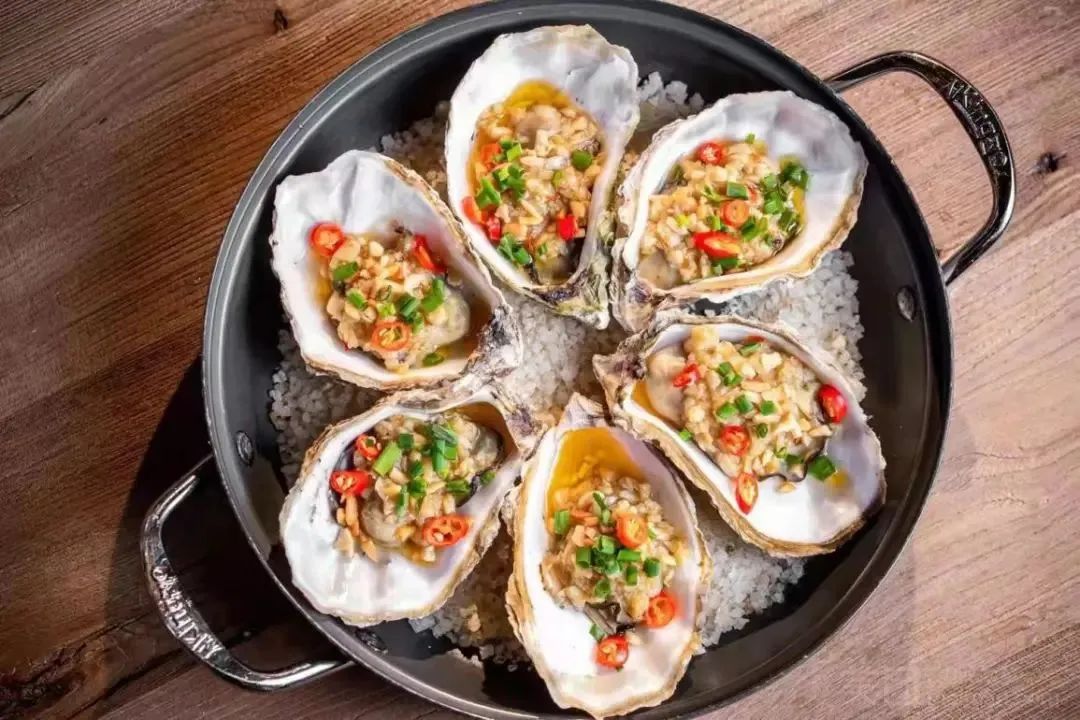 肉厚肥美,香气十足的钦州龙门港蒜蓉大蚝