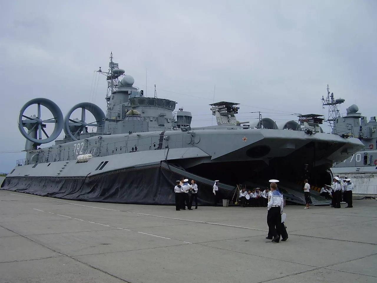 解放军登陆作战添利器,中国成功量产,世界最大气垫登陆舰