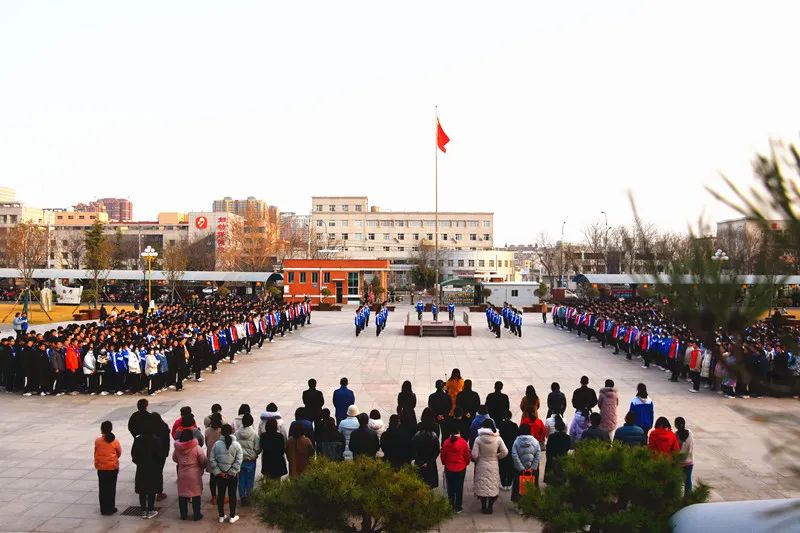 济南市章丘区第五中学2020级举行升旗仪式