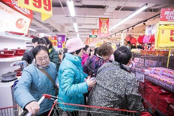 大爷大妈有多"野"?去超市抢购百米冲刺,超市员工都傻眼了