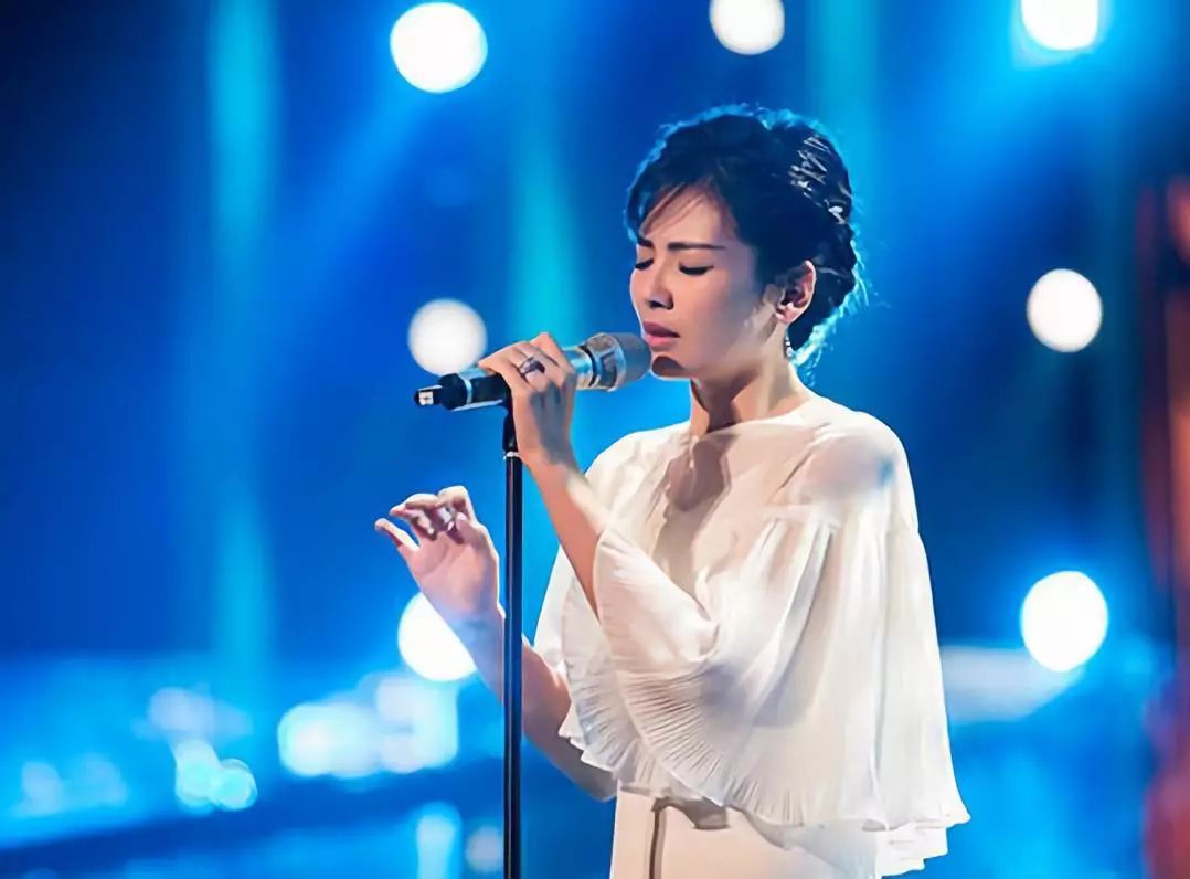 别再说贤妻了,替丈夫还债,直播破纪录,收入过亿,刘涛早就变了