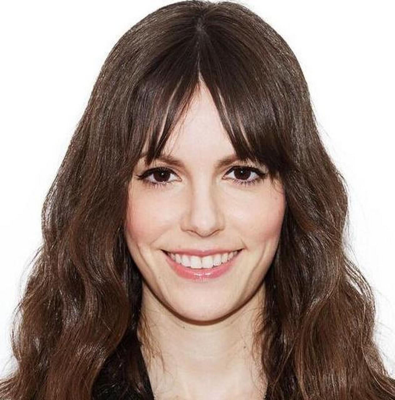 通过适当的发型,化妆和配饰选择,可以修饰梨形脸的特点,展现出个人的