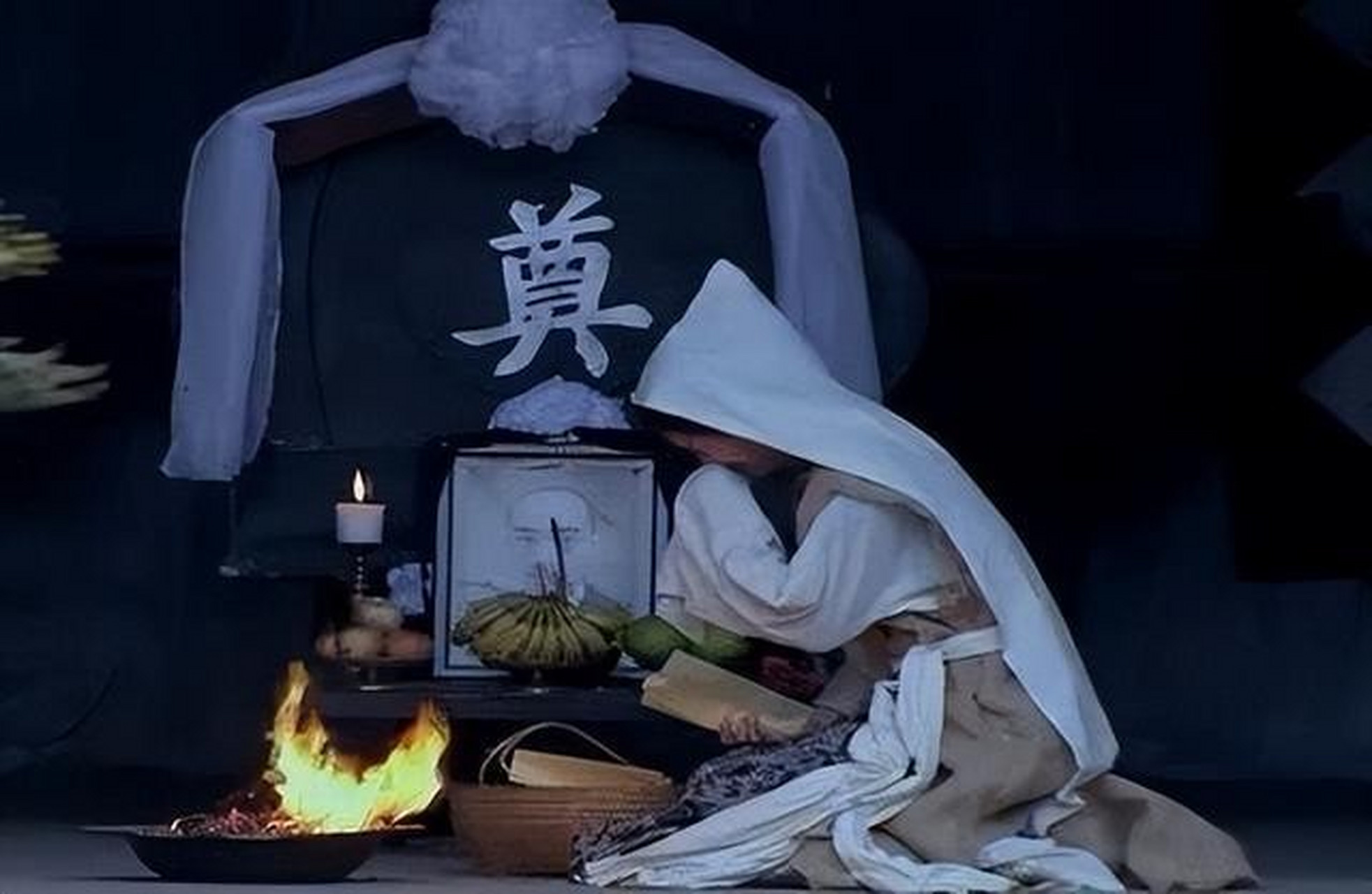古时有个寡妇,丈夫去世后没有再嫁,留在夫家继续照顾公婆.