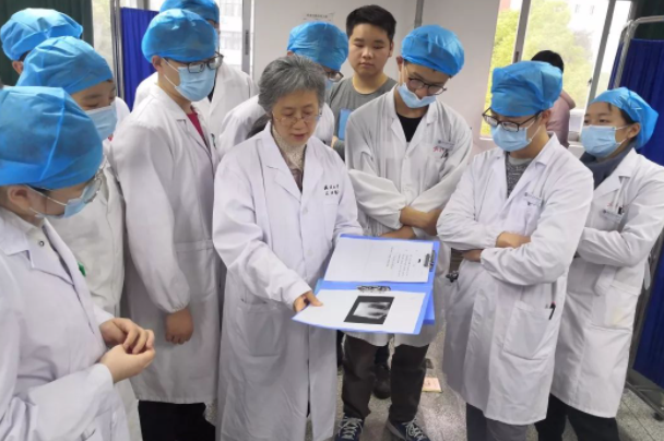 有一种字体叫"医学体",字迹潦草飘逸,我们不懂药剂师却明白