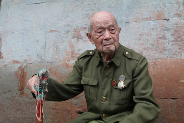 1988年,重庆档馆惊现一张立功喜报,让隐姓埋名36年的英雄暴露身份