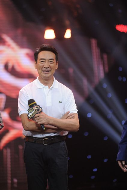 69岁寇振海现状:白发老态,儿子上高中,妻子风韵犹存