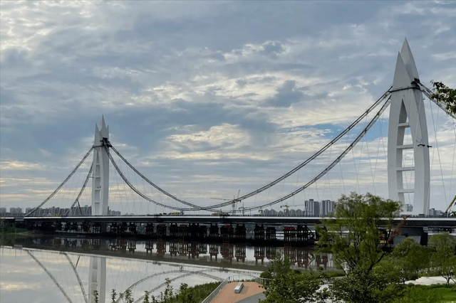 西安新增地标,是国内跨度最大的自锚式悬索桥