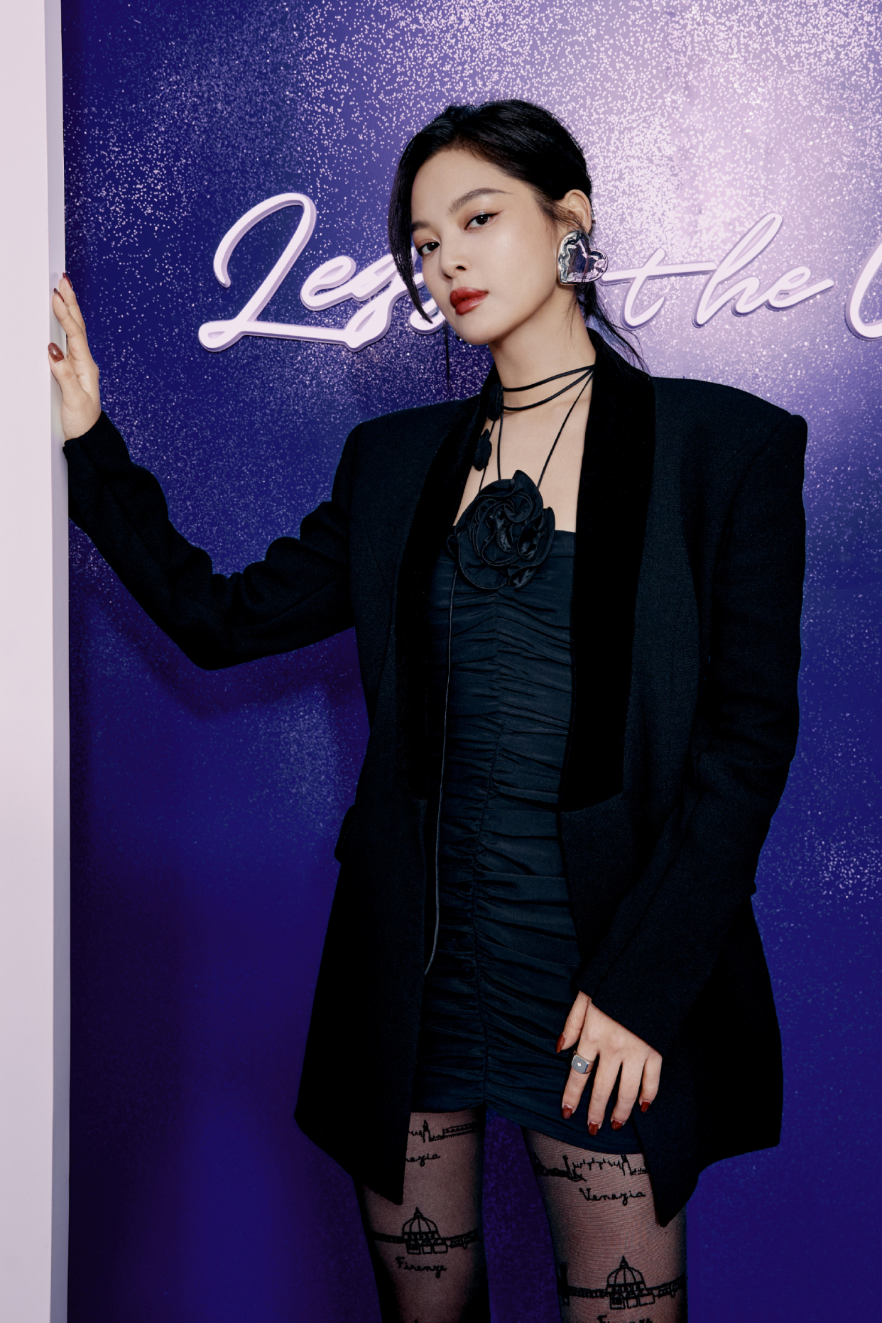 35岁辛芷蕾身材真火辣,黑丝袜大炫迷人漫画腿,曼妙身姿很撩人