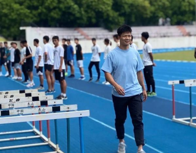 苏炳添上课照片曝光:一身蓝色t恤现身大学操场,指导学生超认真