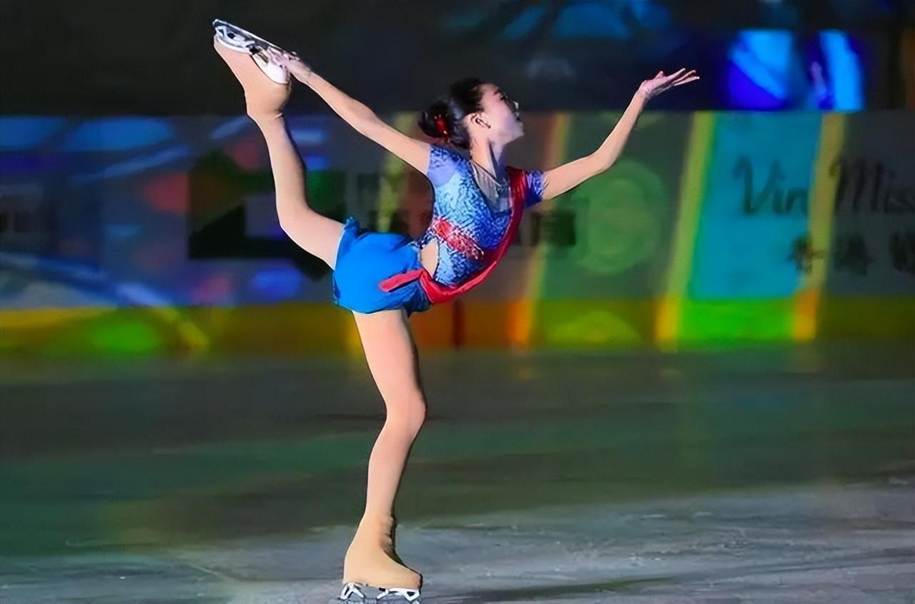 而滑冰和跳舞则是她最喜欢的,这样一来,花样滑冰成了小陈露最感兴趣的