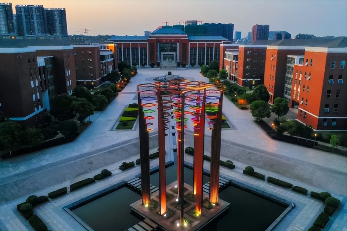 秋意渐浓!来一场南铁院校园citywalk吧!