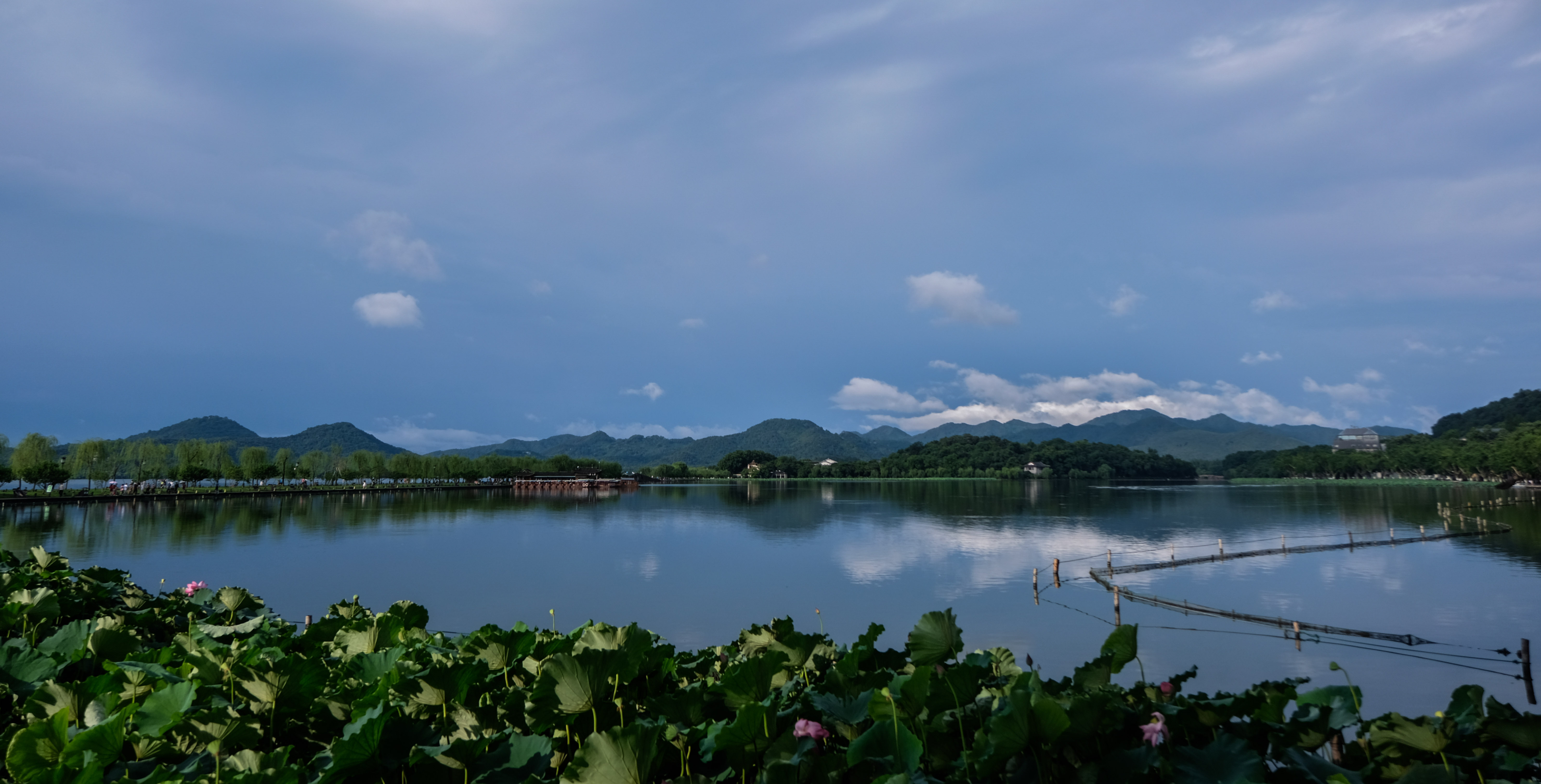 杭州西湖呈现"雨过天青"夏日美景