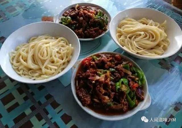 你知道新疆第一面是什么吗?托克逊拌面让你品尝古丝绸之路的风味