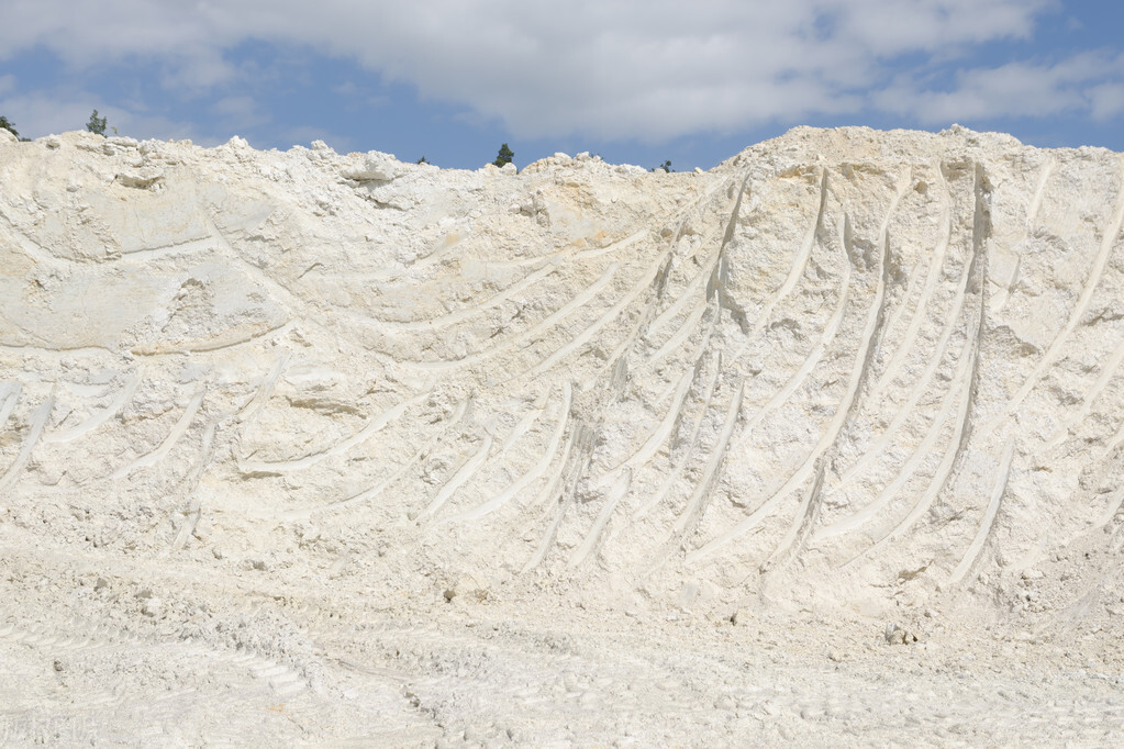 聚焦高岭土主业,龙高股份:内生外延拓发展,传统行业加速转型