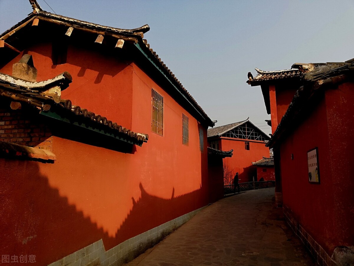 迤沙拉为彝语的读音,迤意为水;沙意为洒或漏;拉则是下去的意思;串联