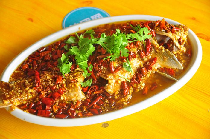 徐州蒜爆鱼是江苏徐州地区的一道特色美食