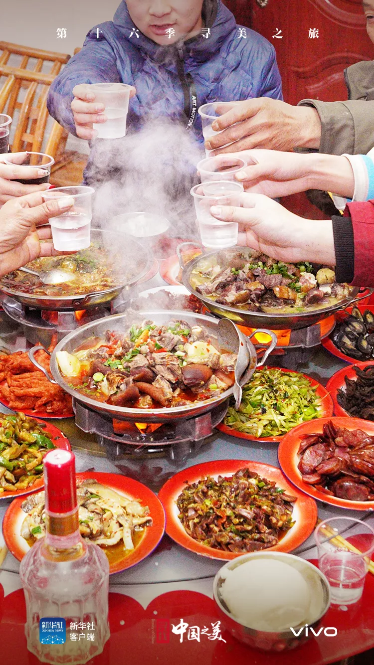 有酒有菜,家人团聚,无疑是春节期间最具代表性的年味瞬间